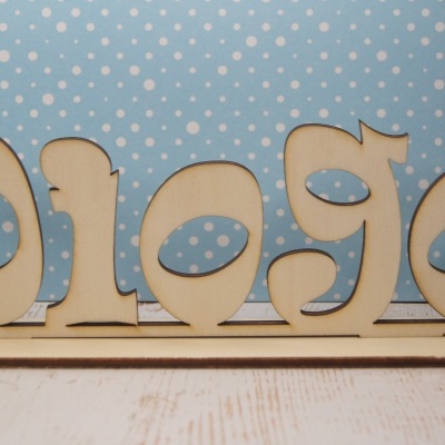 Nome 'Diego' em letras de madeira clara com suporte