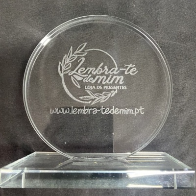 Troféu em vidro transparente com gravação branca e base quadrada