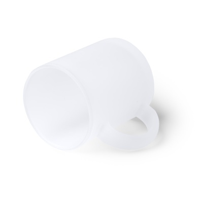 Caneca branca translúcida de plástico em fundo branco