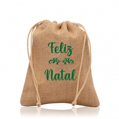 Saco de juta castanho com cordões e texto verde 'Feliz Natal'