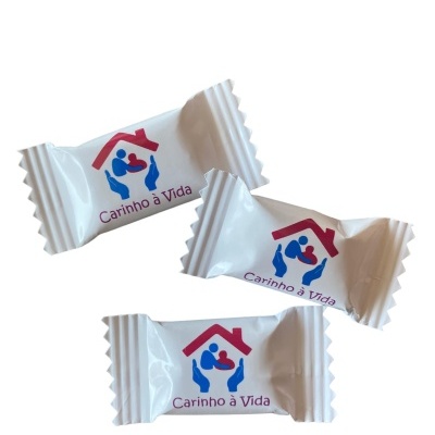 Doces embalados com texto Carinho à Vida e imagem de mãos e casa
