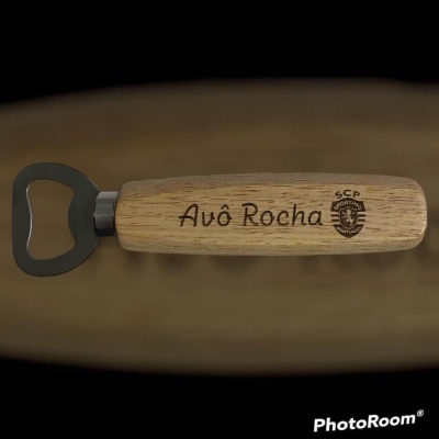 Abridor de garrafas com cabo de madeira claro gravado e logótipo SCP