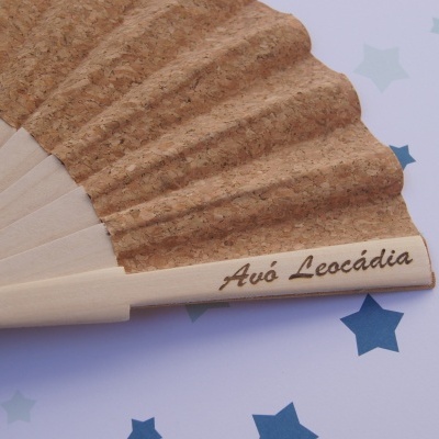 Leque de cortiça e madeira com texto Avó Leocádia sobre fundo com estrelas