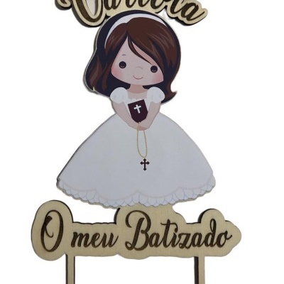 Topo de bolo para batizado com nome Carlota e menina em vestido branco segurando Bíblia