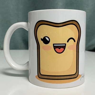 Caneca branca com desenho cartoon de fatia de pão tostado sorridente que pisca um olho