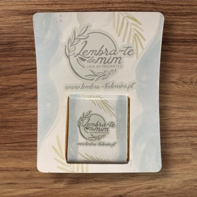 Caixa branca com embalagem azul e bege com texto Lembra-te de mim.