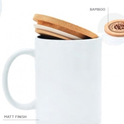 Caneca branca com tampa de bambu