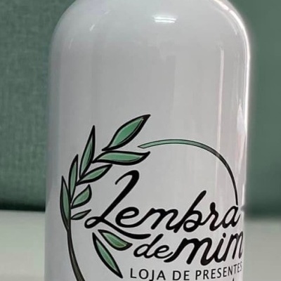 garrafa metálica branca com tampa de madeira e texto promocional