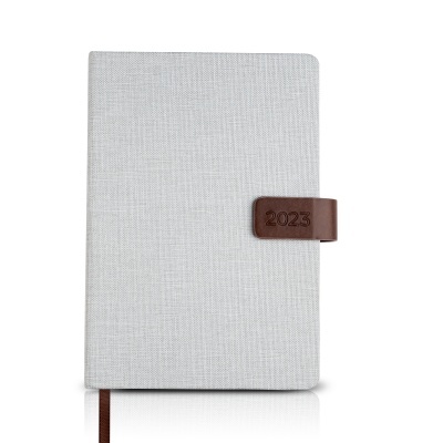 Agenda 2023 com capa cinza e fecho de couro castanho