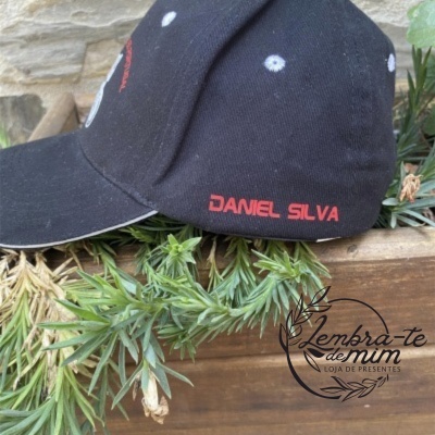 Boné preto com nome Daniel Silva bordado a vermelho na lateral