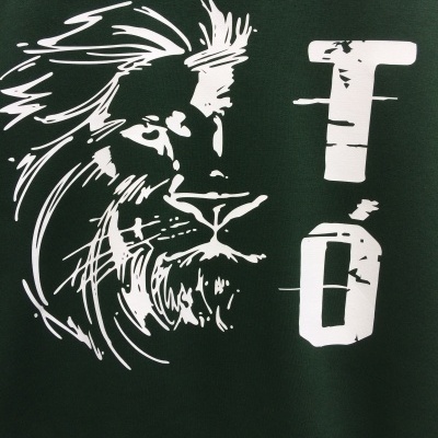 T-shirt verde escura com estampa branca de leão e letras grandes TÓ