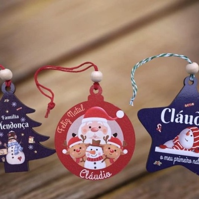 Enfeites de Natal em madeira com nomes e decoração natalícia