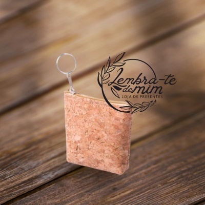 Carteira pequena de cortiça com anel para chaves sobre mesa de madeira