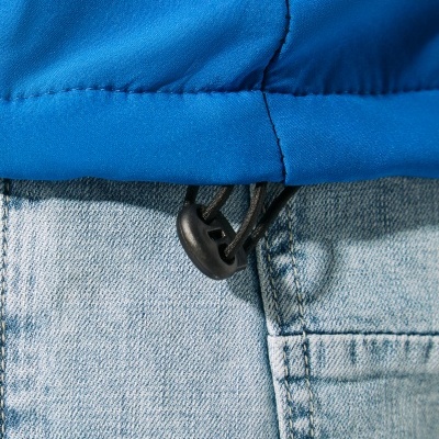 Detalhe de roupa azul vivo com cordão e calças de ganga azul claro