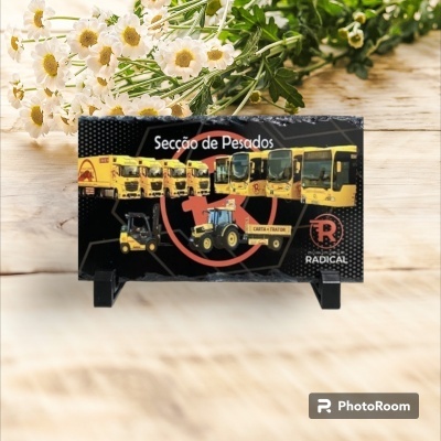 Calendário de mesa com maquinaria pesada em fundo preto e texto em português