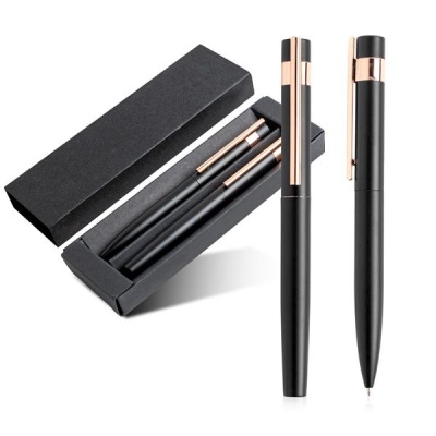 Conjunto de caneta e esferográfica pretas com detalhes dourados