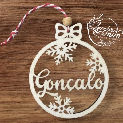 Enfeite de Natal redondo em madeira com nome Gonçalo e flocos de neve.