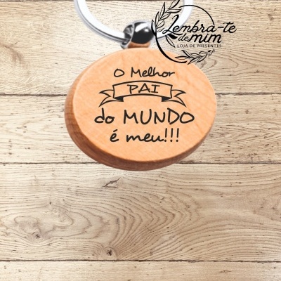 Chaveiro de madeira claro com gravação 'O Melhor PAI do MUNDO é meu!!!'