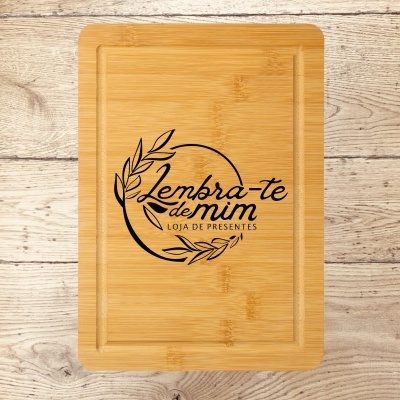 tábua de corte em madeira com gravação preta