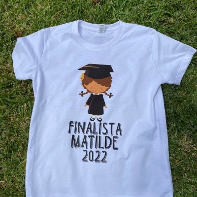 T-shirt branca com estampa de menina finalista e texto 'FINALISTA MATILDE 2022'.