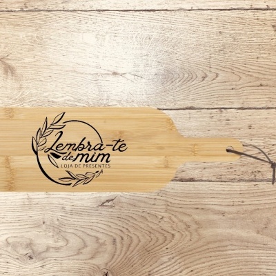 Tábuas de cozinha de madeira clara com inscrição em preto e cordão para pendurar