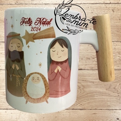 Caneca branca com pega de madeira e ilustração de presépio com texto Feliz Natal 2024