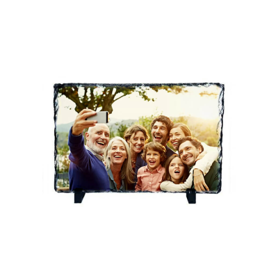 Fotografia impressa em pedra com família a tirar selfie ao ar livre