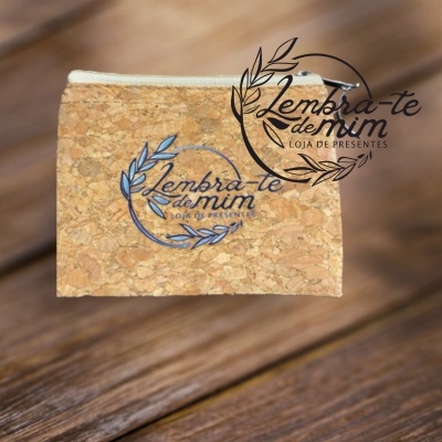 Carteira pequena de cortiça com fecho branco e texto impresso