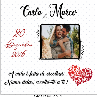 Convite ou cartão com texto em português, um coração vermelho, e uma foto de casal abraçado