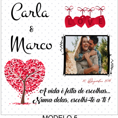 Cartão decorativo com nomes Carla & Marco, coração vermelho, foto de casal e texto romântico.