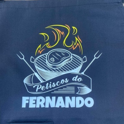 Avental preto com design de grelha e texto Petiscos do FERNANDO