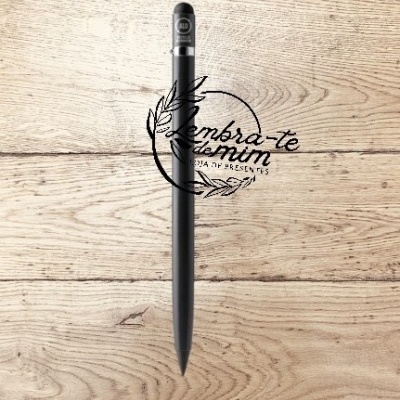 Lápis preto com borracha em fundo de madeira clara e texto sobreposto