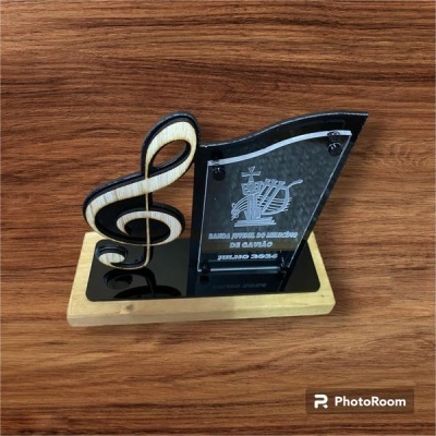 Troféu de madeira com clave de sol e placa de acrílico com gravação