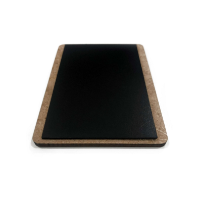 Tabuleiro retangular de cortiça com superfície preta texturizada