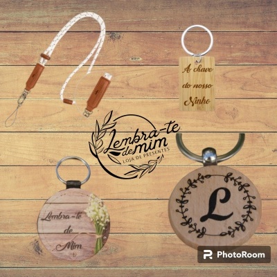 Porta-chaves de madeira com textos e decoração floral sobre fundo de madeira clara