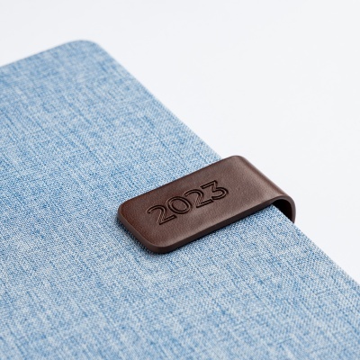 Agenda capa azul com fecho castanho e gravação 2023