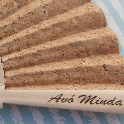 Leque de cortiça com estrutura de madeira e inscrição 'Avó Minda'