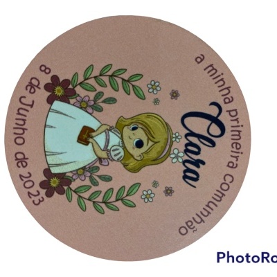 Etiqueta redonda cor de rosa com ilustração de menina e texto de primeira comunhão