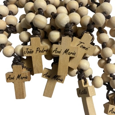 Pulseiras de contas de madeira com cruzes gravadas e cordão castanho