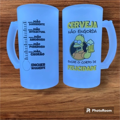 Dois canecos azuis foscos com frases e ilustração de Homer Simpson