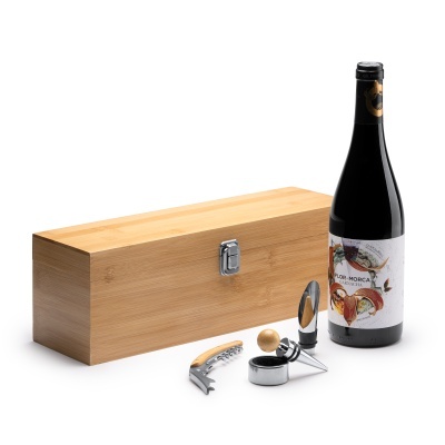 Conjunto de vinho com caixa de madeira clara e acessórios