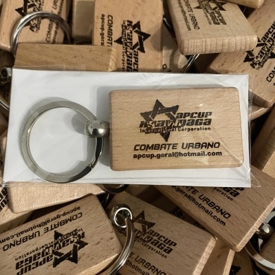 Porta-chaves retangular de madeira com texto impresso em preto e argola metálica