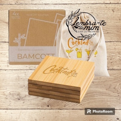 Porta-copos de bambu com gravação Cocktail e saco de tecido com texto e desenhos de cocktails