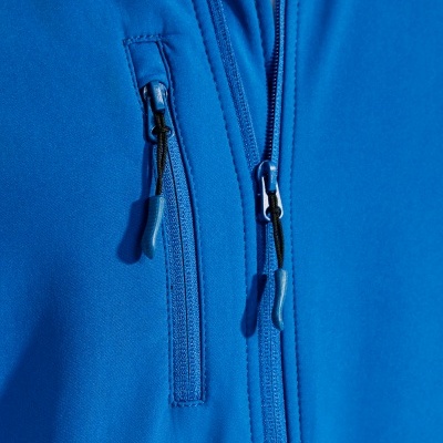 Tecido azul com dois fechos de correr em detalhe