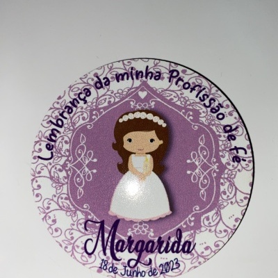 Autocolante redondo com menina em vestido branco e texto em lilás.