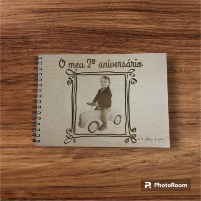 Caderno de madeira com fotografia de criança e texto 'O meu 2º aniversário', '14 de Março de 2021'