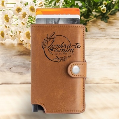 Carteira castanha em pele com texto gravado e cartões visíveis