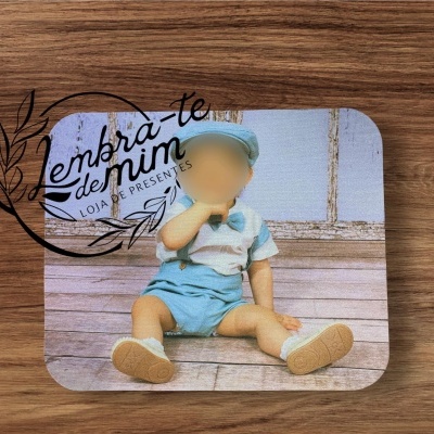 Tapete ou mousepad com boneca vestida de azul claro sentada em chão de madeira