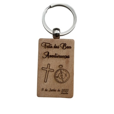 Porta-chaves retangular de madeira com texto gravado e símbolos religiosos