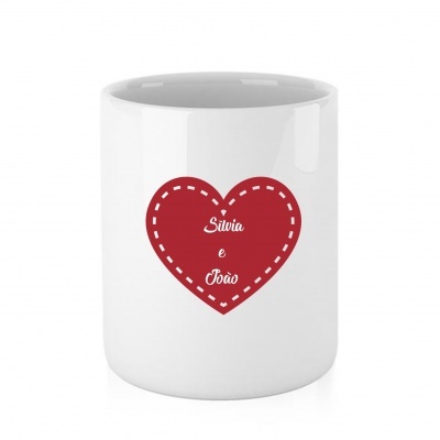 Caneca branca com coração vermelho e texto 'Sílvia e João'